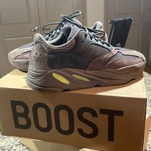 *WORN ONCE* YEEZY BOOST 700 “Mauve" -Size 11